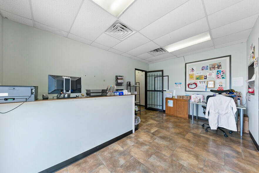 More Photos Of 9809 Rowlett St, Houston Showroom For Sale