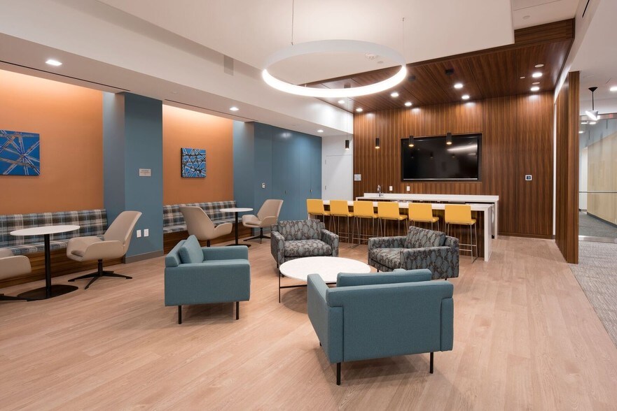 More Photos Of 3160 Fairview Park Dr, Falls Church Office For Lease