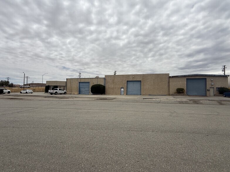More Photos Of 16409 K St, Mojave Service For Sale