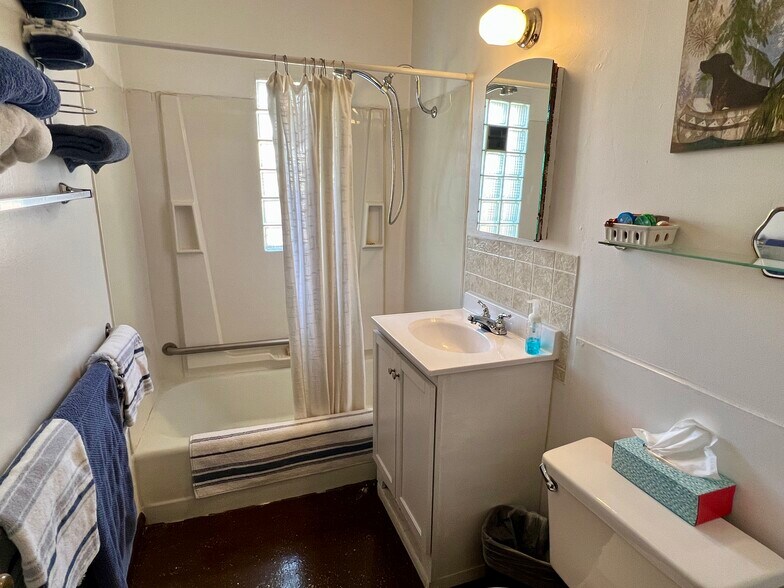 More Photos Of 408 Park St, Thermopolis Hotel For Sale