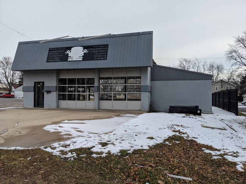 More Photos Of 212 S Kennedy, Bradley Auto Repair For Lease
