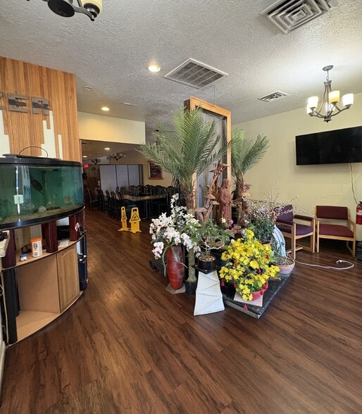 More Photos Of 3400 River Rd N, Salem Restaurant For Lease