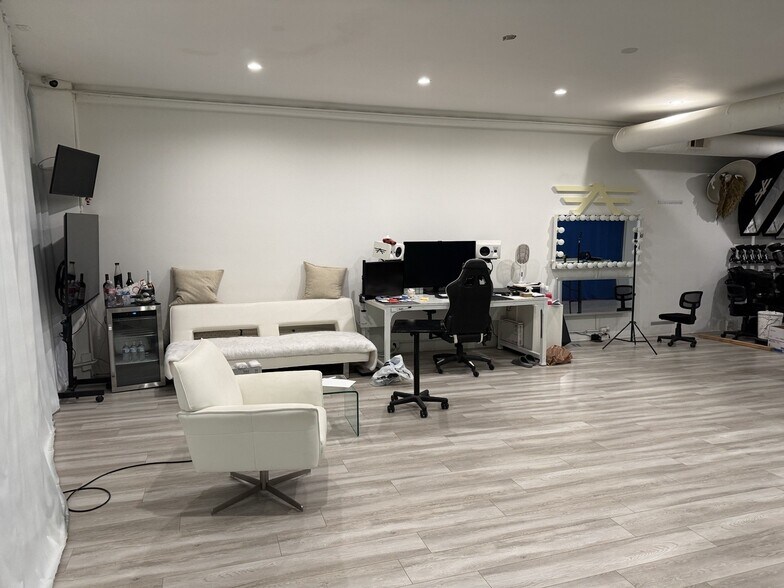 More Photos Of 1610 W Magnolia Blvd, Burbank Storefront For Sale