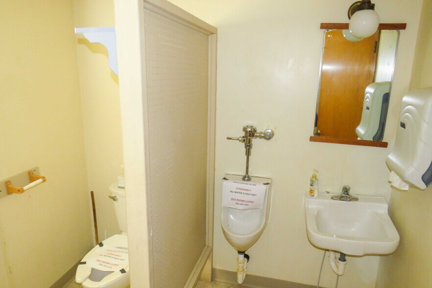 More Photos Of 1245 S Fabrique Dr, Wichita Flex For Sale