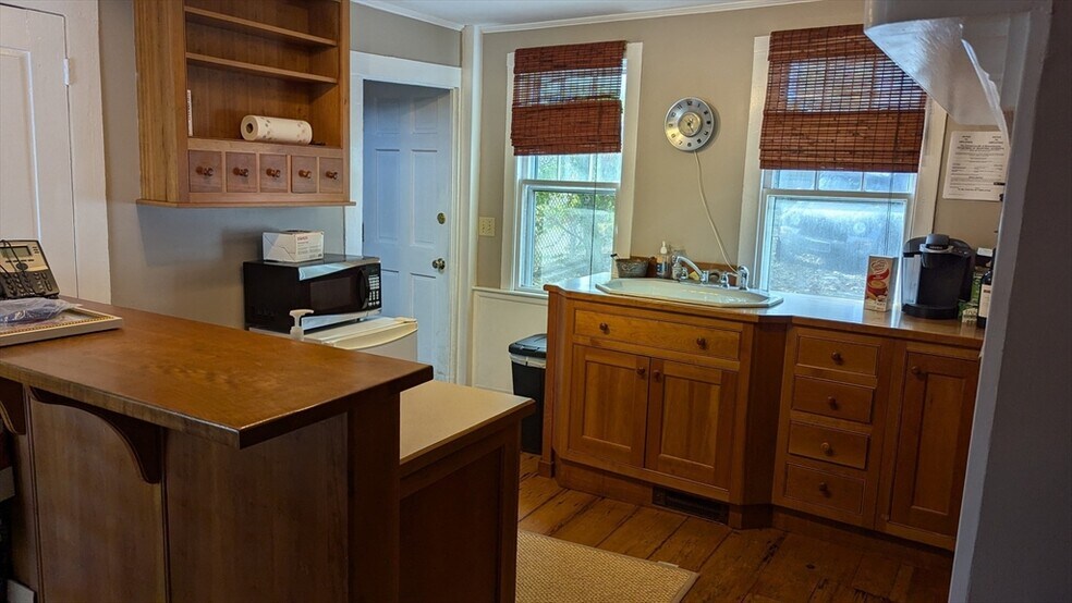 More Photos Of 171 High St, Newburyport Freestanding For Lease