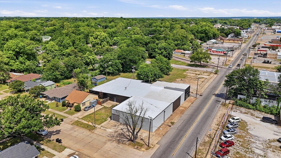 More Photos Of 613 S Armstrong Ave, Denison Warehouse For Sale