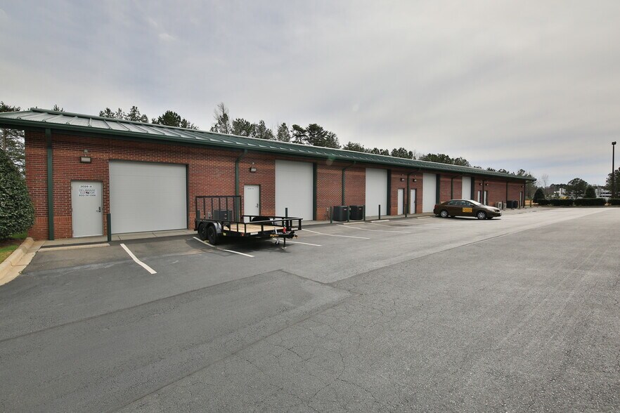 More Photos Of 2024 Independence Commerce Dr, Matthews Showroom For Lease