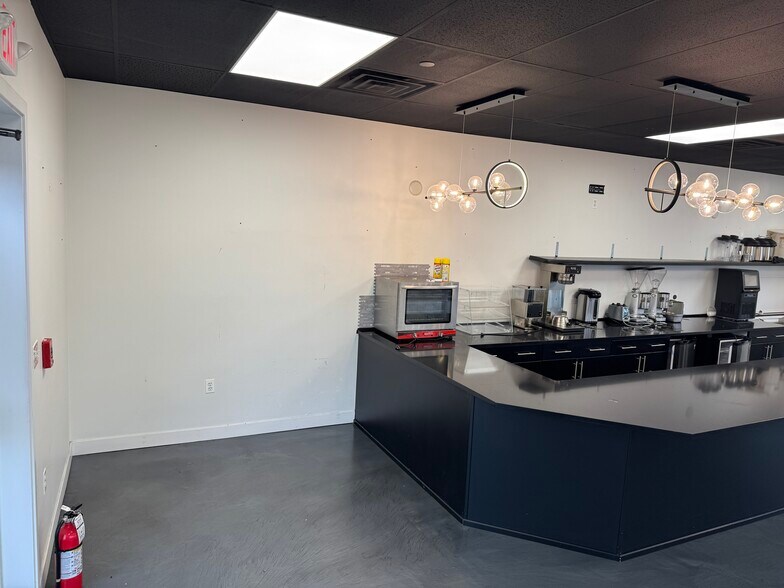 More Photos Of 109 S Bridge St, Yorkville Storefront Retail Residential For Lease