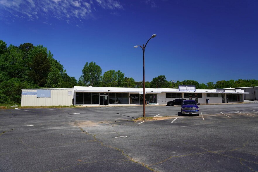 Primary Photo Of 727–729 Anderson St., Belton General Retail For Lease