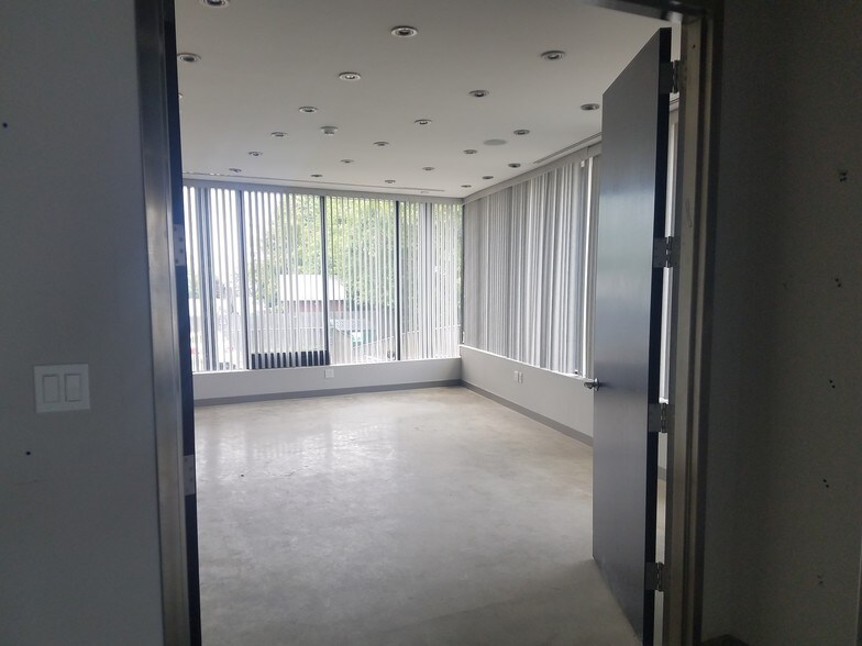 More Photos Of 1200 W Broadway, Hewlett Medical For Lease