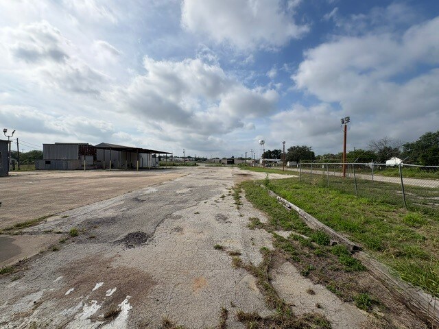 More Photos Of 1500 Simmons Ave, Jourdanton Warehouse For Sale