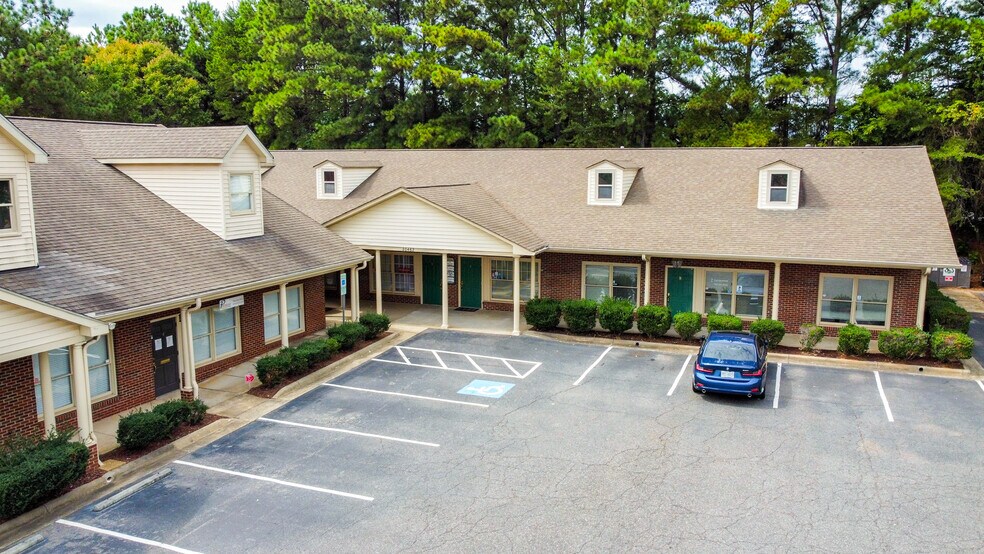 More Photos Of 20462 Chartwell Center Dr, Cornelius Office For Lease
