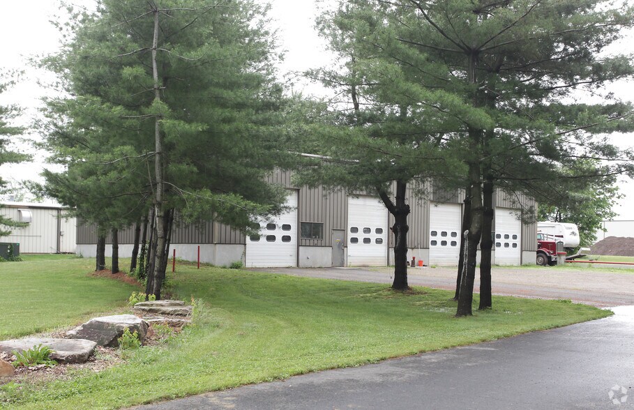 More Photos Of 50 Newberry Rd, East Windsor Service For Lease