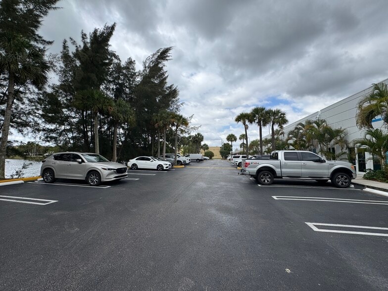 More Photos Of 4005 NW 114th Ave, Doral Business Park For Lease