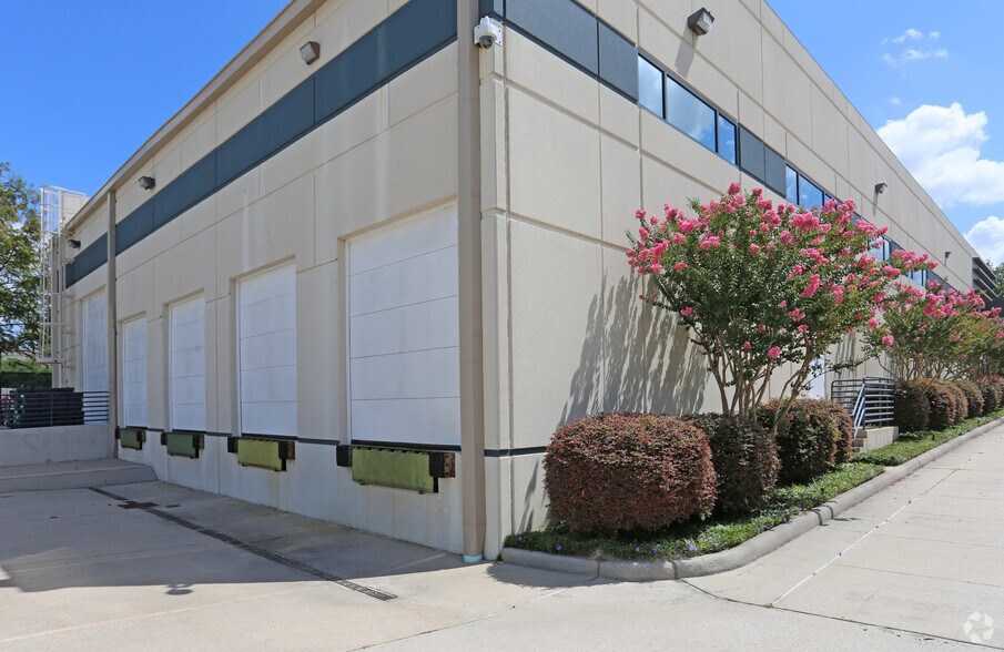 More Photos Of 16503 Air Center Blvd, Houston Unknown For Lease