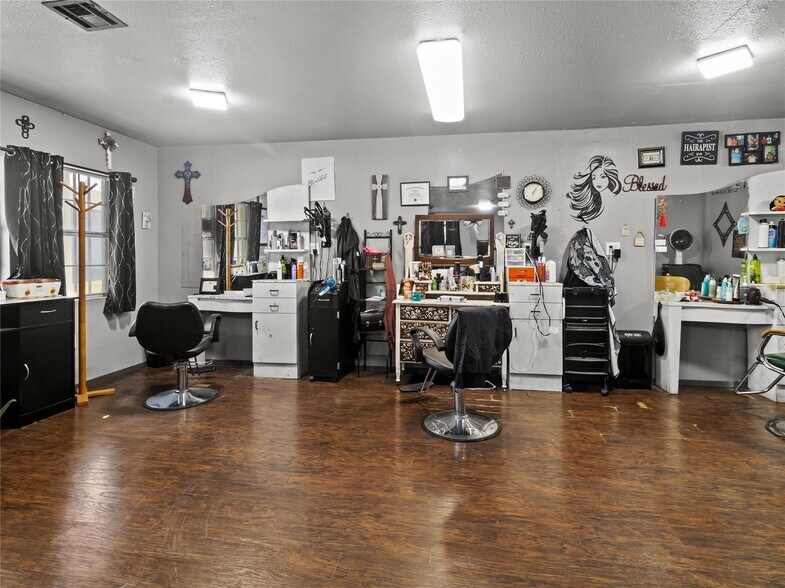 More Photos Of 208 W 1st Ave, Corsicana General Retail For Sale