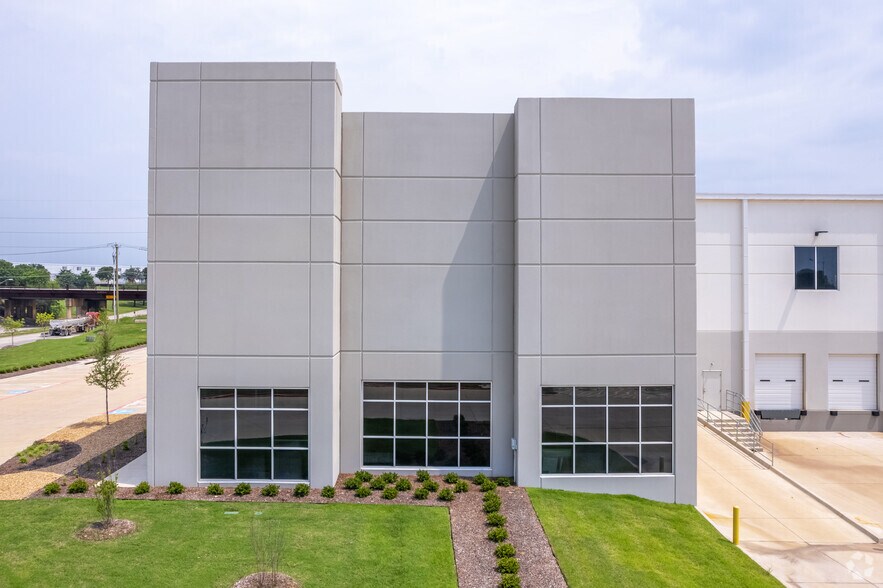 More Photos Of 540 S Town East Blvd, Mesquite Distribution For Lease