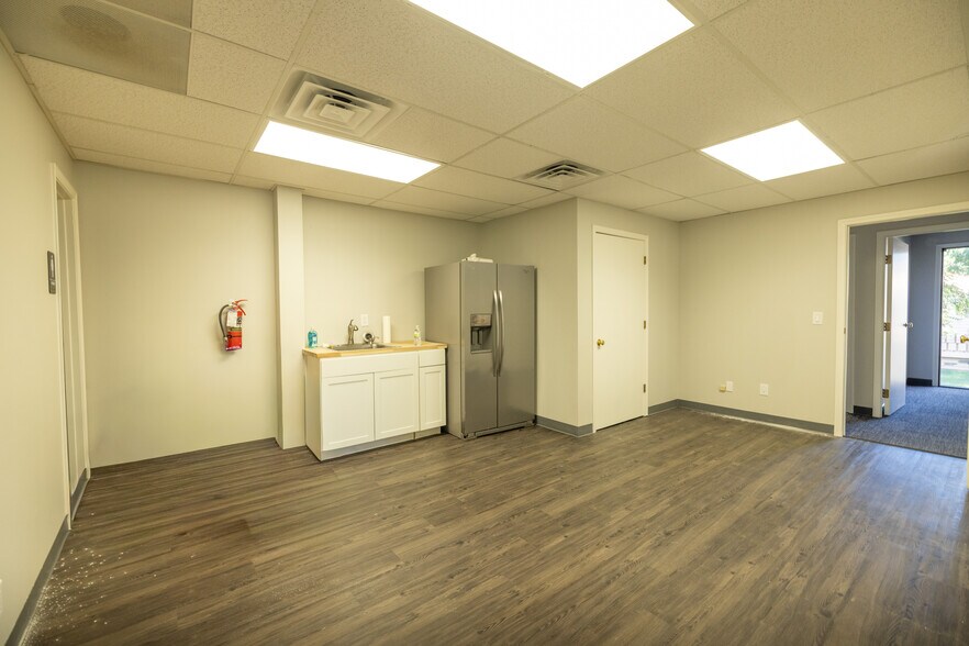 More Photos Of 4216 S Hocker Dr, Independence Office For Sale