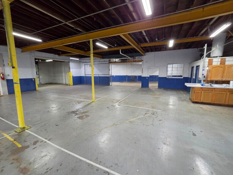 More Photos Of 536 Oak St, Ferrysburg Industrial For Sale