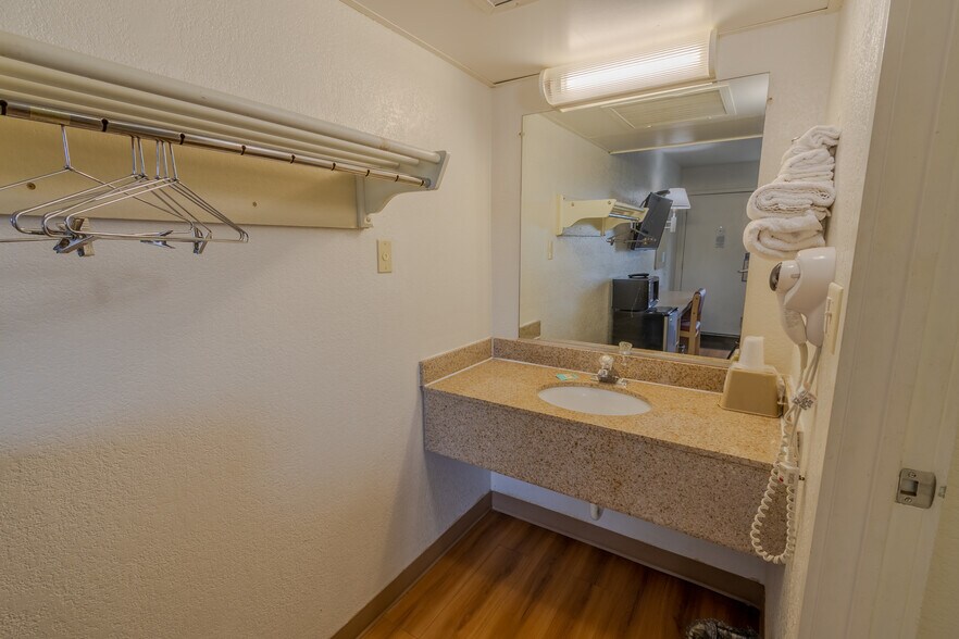 More Photos Of 1309 S Ohlman St, Mitchell Hotel For Sale