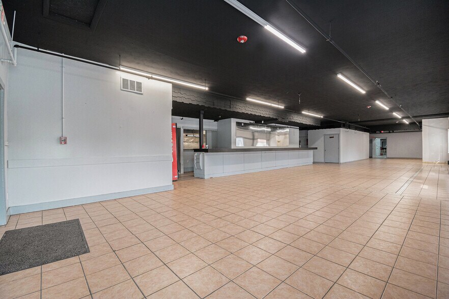 More Photos Of 6500 Railroad Ave, Omaha Restaurant For Lease