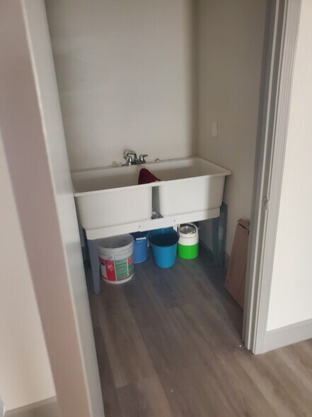 More Photos Of 5897 Memorial Hwy, Tampa Storefront Retail Office For Lease