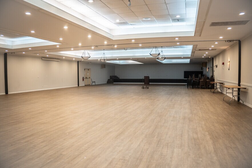 More Photos Of 2703 Ramada Rd, Burlington General Retail For Lease