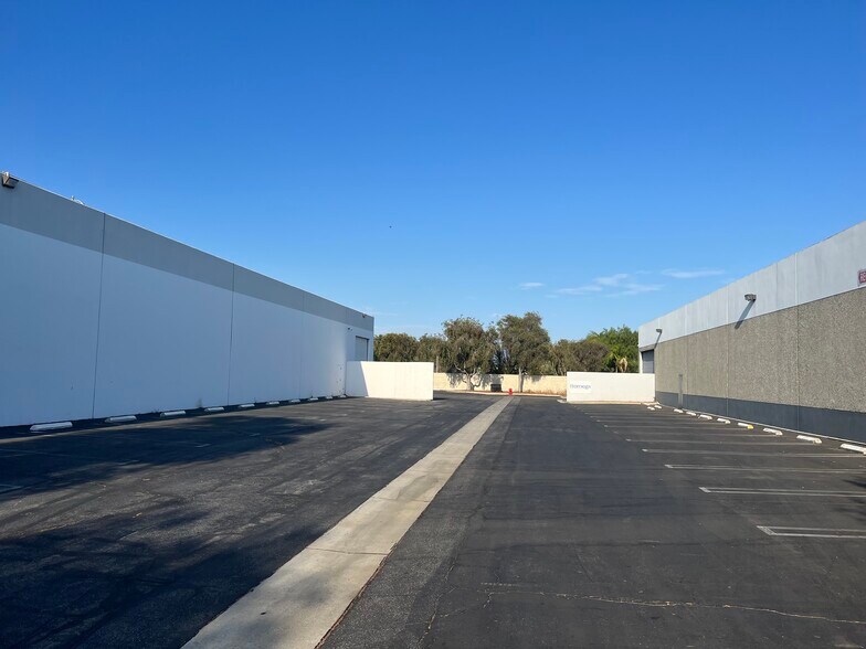 More Photos Of 16808-16818 Marquardt Ave, Cerritos Warehouse For Lease