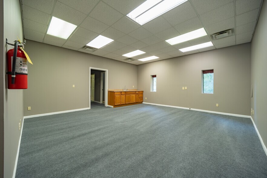 More Photos Of 555 Columbia Dr, Carrollton Office For Lease