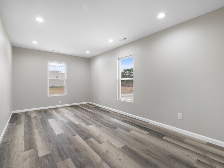 More Photos Of 3261 New Bern Hwy, Jacksonville Light Distribution For Lease