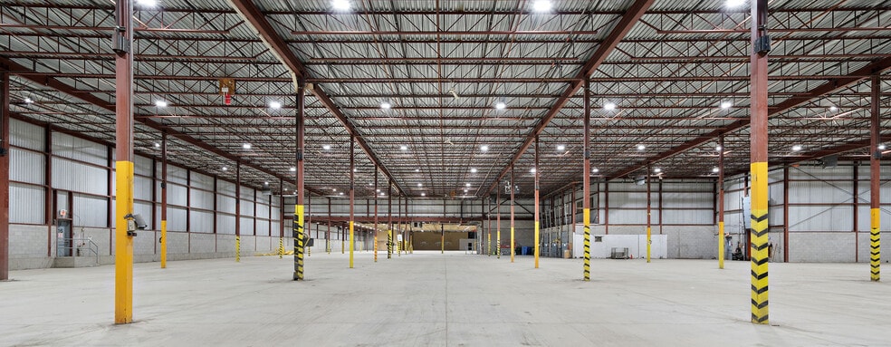 More Photos Of 5660 Rue Ferrier, Mont-Royal Distribution For Lease