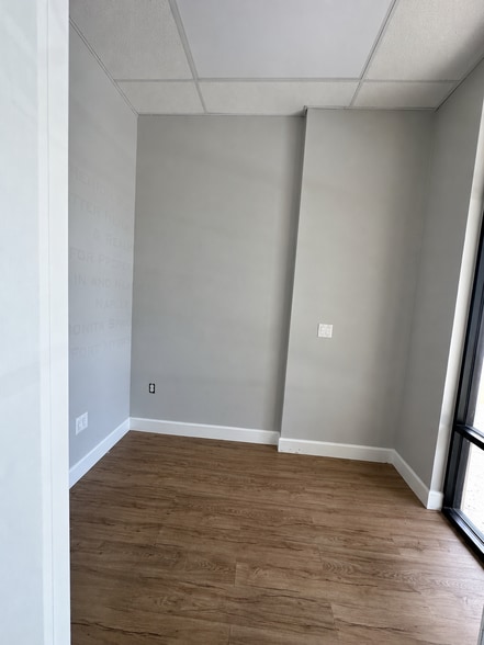 More Photos Of 25091 Bernwood Dr, Bonita Springs Showroom For Sale