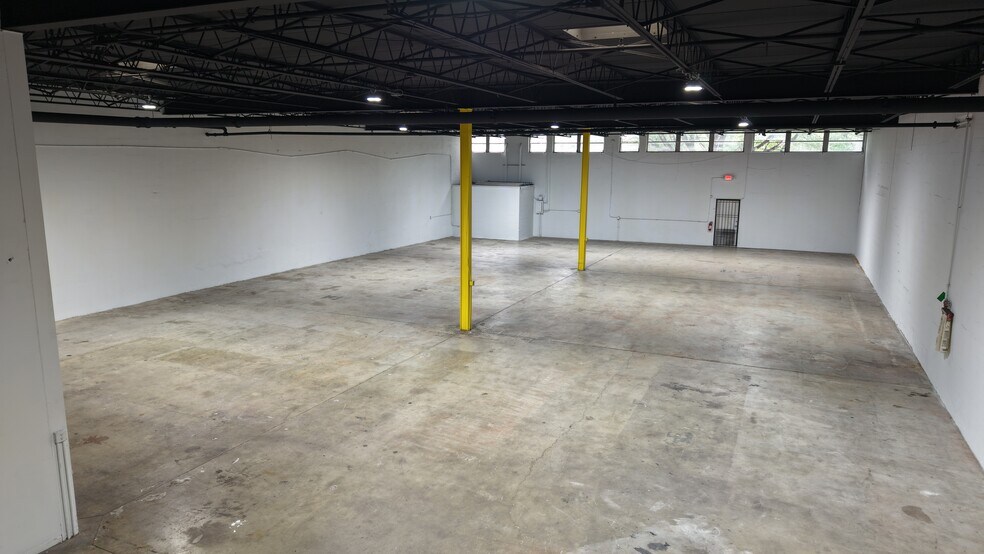 More Photos Of 16401-16413 NW 8th Ave, Miami Distribution For Lease