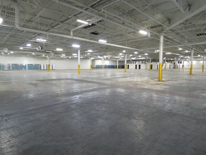More Photos Of 400 Captain Neville Dr, Waterbury Warehouse For Lease