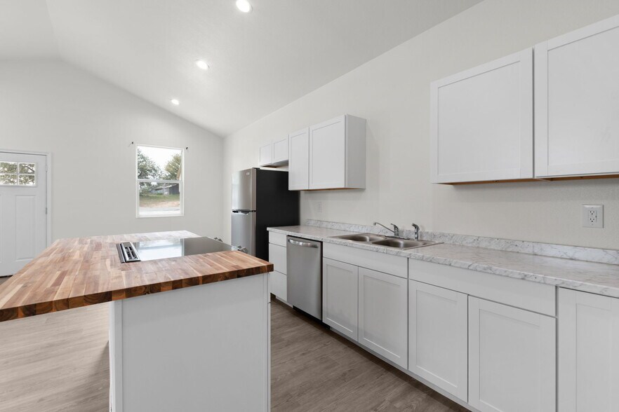 More Photos Of 870 Waco st, Kingsland Multifamily For Sale