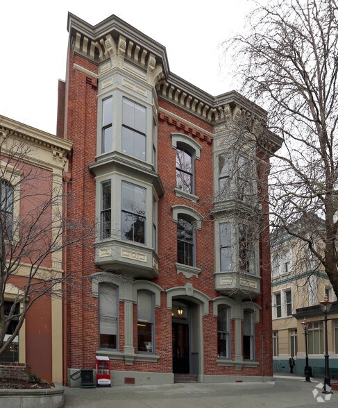 More Photos Of 26 Bastion Sq, Victoria Office For Lease