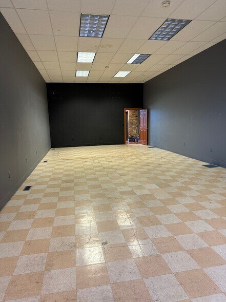 More Photos Of 700 S Main St, Elkhart Storefront Retail Residential For Lease