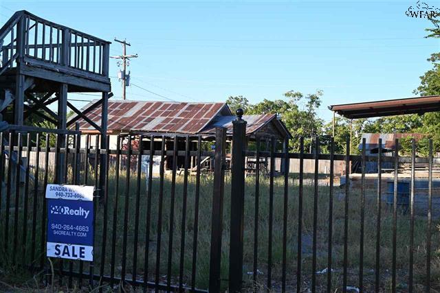 More Photos Of 200 N Burnett St, Wichita Falls Freestanding For Sale