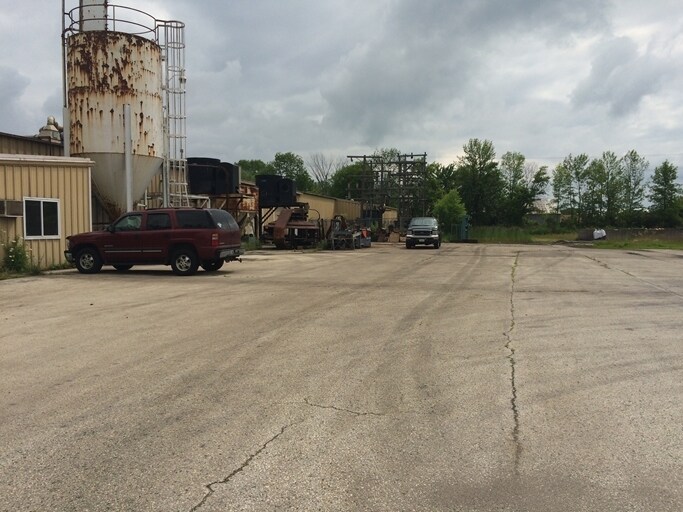 More Photos Of 300 Commerce St, Belgium Manufacturing For Sale