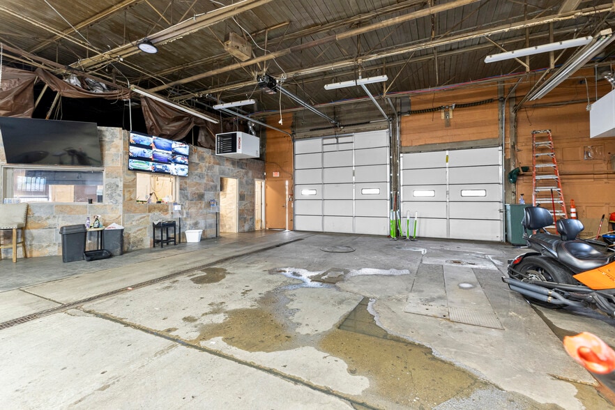 More Photos Of 8301 W Chicago, Detroit Flex For Sale