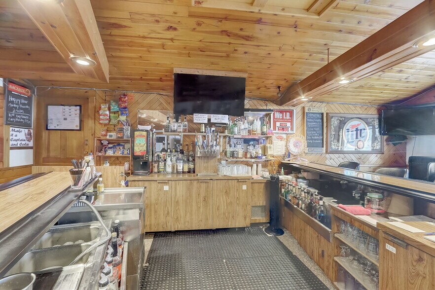 More Photos Of 711 W Racine St, Jefferson Restaurant For Sale