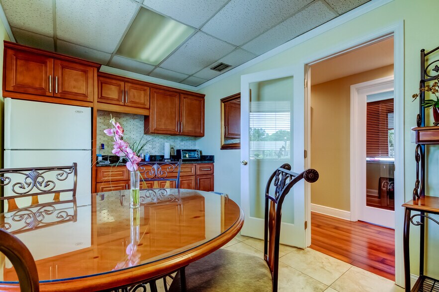 More Photos Of 6500-6514 Central Ave, Saint Petersburg Office For Sale