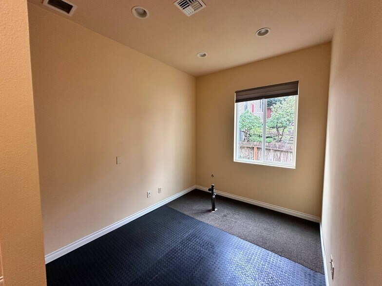 More Photos Of 10205 Lake City Way NE, Seattle Medical For Sale