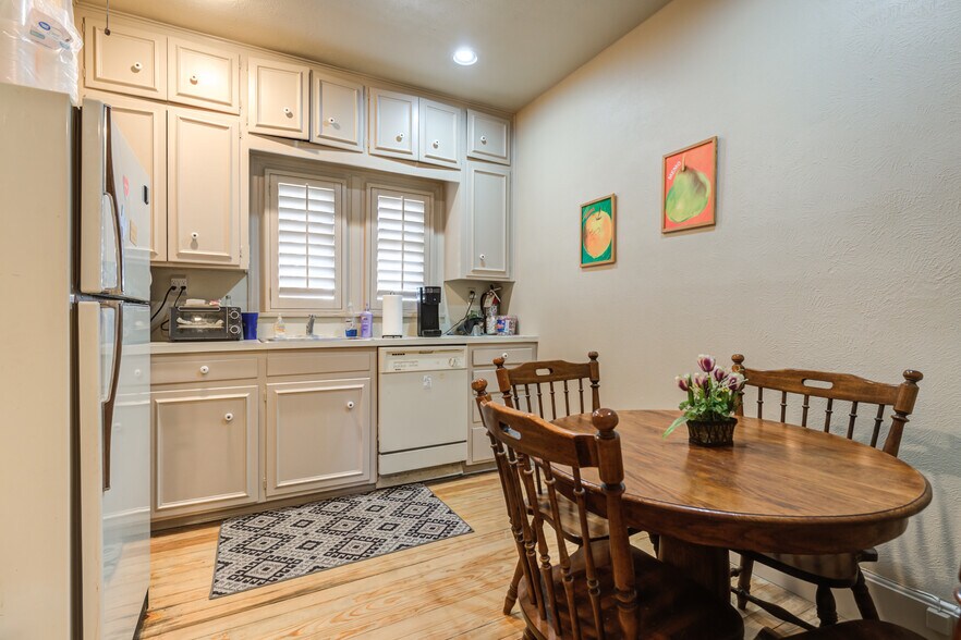 More Photos Of 2124 Broadway St, Lubbock Office For Sale