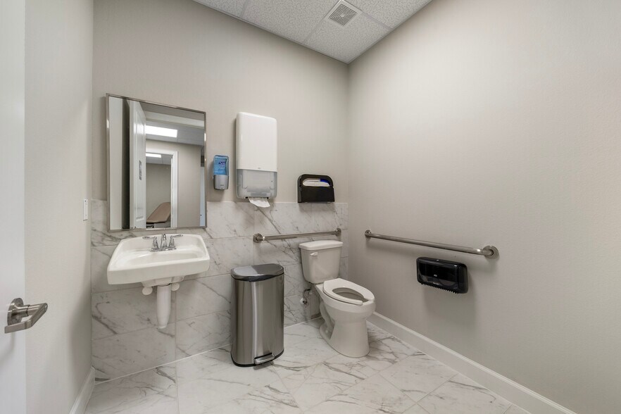 More Photos Of 3129 Kingsley Dr, Pearland Medical For Lease