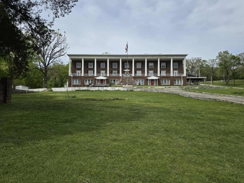 Primary Photo Of 2803 State Hwy Y, Forsyth Hotel For Sale