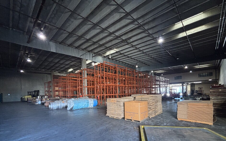 More Photos Of 2035 E 51st St, Los Angeles Manufacturing For Sale