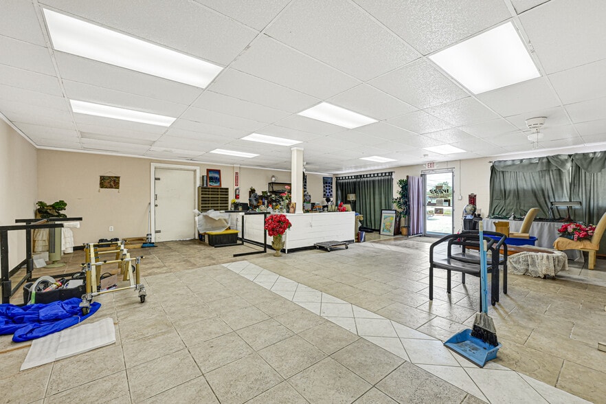 More Photos Of 8510 C E King Pky, Houston Convenience Store For Lease