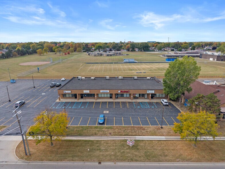More Photos Of 28565-28585 Schoenherr Rd, Warren Medical For Lease