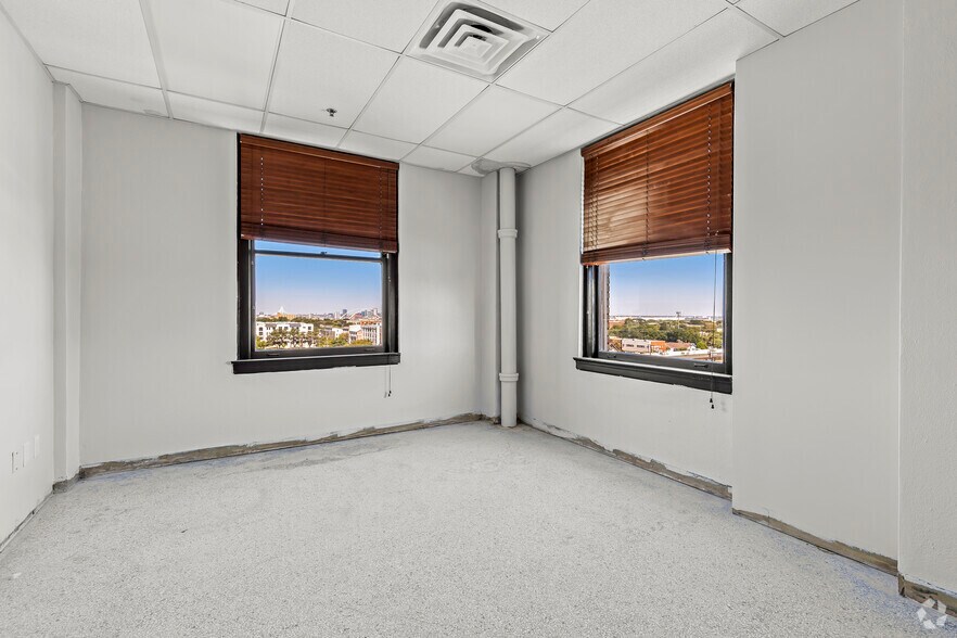 More Photos Of 351 W Jefferson Blvd, Dallas Office For Lease